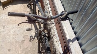 Bicicleta de montaña gris ROCKRIDER