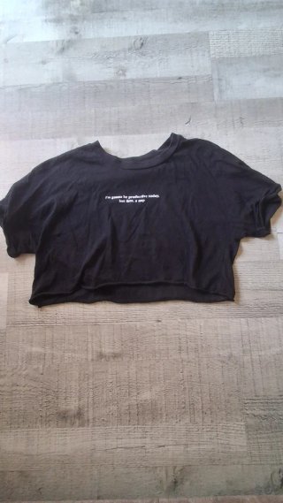 Camiseta negra corta con frase