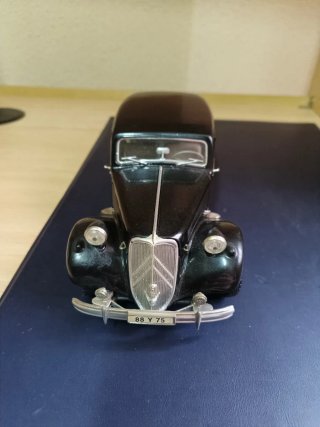 Maqueta coche clásico negro