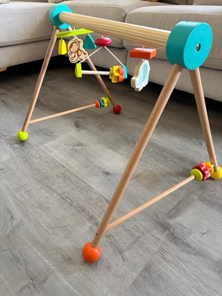 Gimnasio de madera para bebé