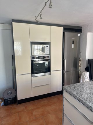 Cocina moderna beige y gris