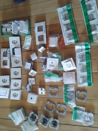 Lote de enchufes y mecanismos eléctricos
