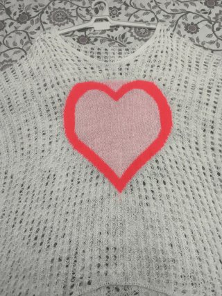 Jersey calado blanco con corazón rosa