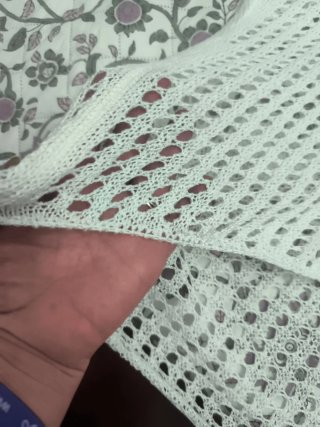 Jersey calado blanco con corazón rosa