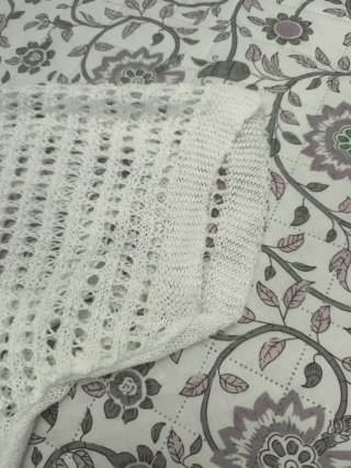 Jersey calado blanco con corazón rosa