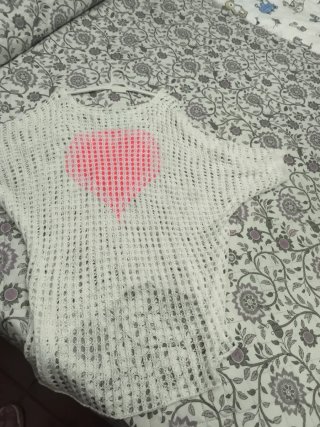 Jersey calado blanco con corazón rosa