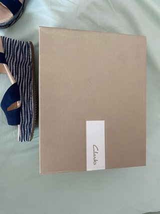Sandalias cuña Clarks azul y blanco