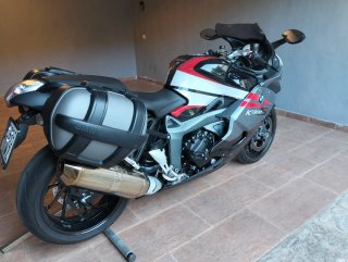 BMW K1300S Moto Deportiva Gris y Roja