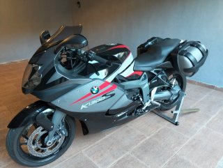 BMW K1300S Moto Deportiva Gris y Roja