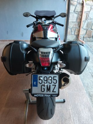 BMW K1300S Moto Deportiva Gris y Roja