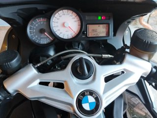 BMW K1300S Moto Deportiva Gris y Roja