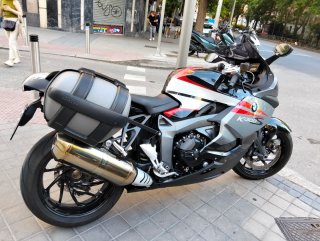 BMW K1300S Moto Deportiva Gris y Roja