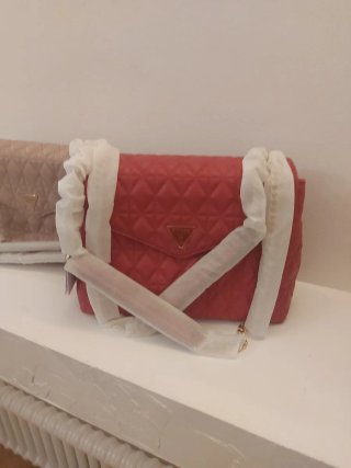 Borsa Guess tracolla trapuntata