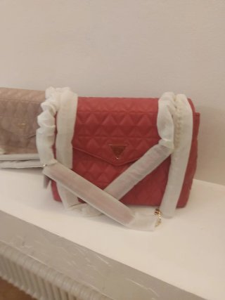 Borsa Guess tracolla trapuntata