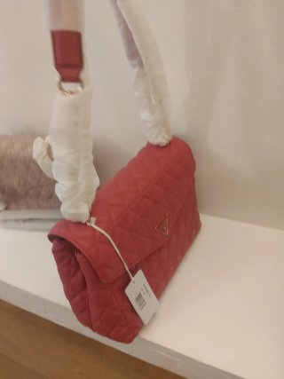 Borsa Guess tracolla trapuntata