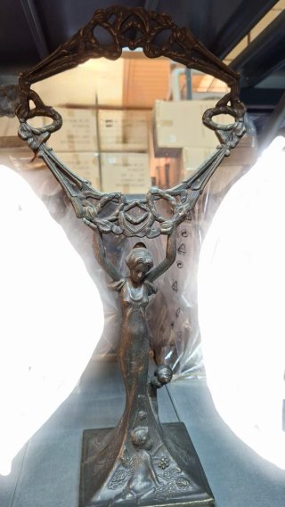 Specchio da tavolo decorato con figura
