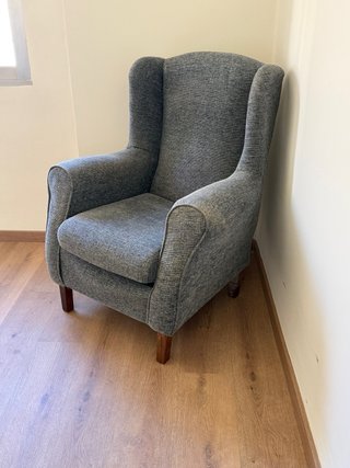 Sillón de tela gris