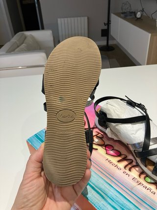 Sandalias Tiras Negras y Plateadas Talla 36