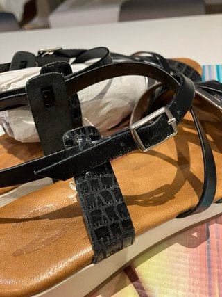 Sandalias Tiras Negras y Plateadas Talla 36