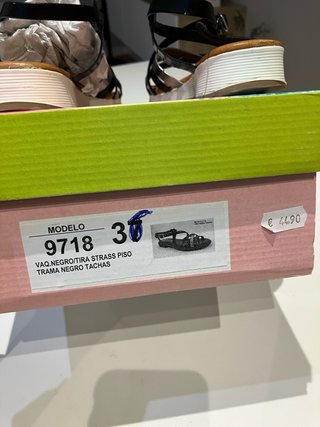 Sandalias Tiras Negras y Plateadas Talla 36