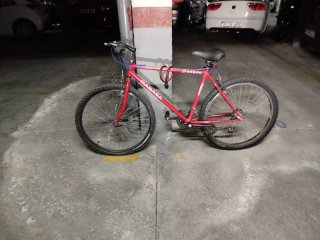 Bicicleta de montaña roja Canyon