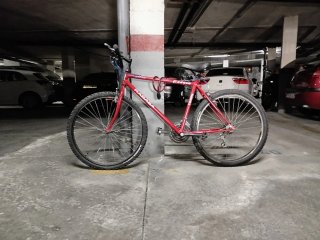 Bicicleta de montaña roja Canyon