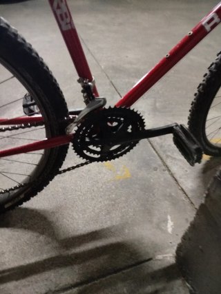 Bicicleta de montaña roja Canyon