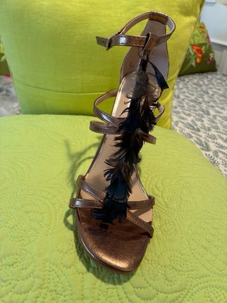 Sandalias doradas con plumas t.39