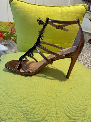 Sandalias doradas con plumas t.39