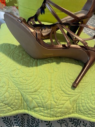 Sandalias doradas con plumas t.39