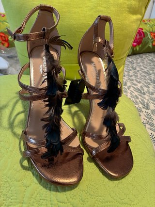 Sandalias doradas con plumas t.39
