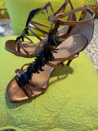 Sandalias doradas con plumas t.39
