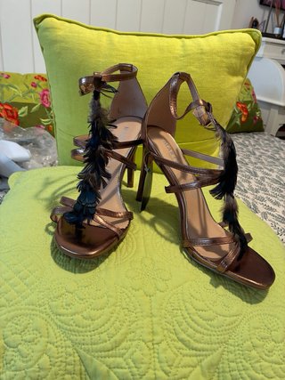 Sandalias doradas con plumas t.39