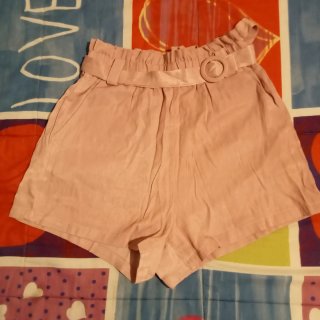 Shorts rosa con cinturón.