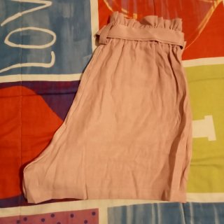 Shorts rosa con cinturón.