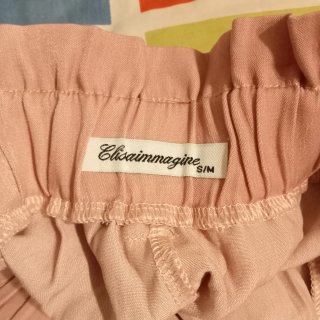 Shorts rosa con cinturón.