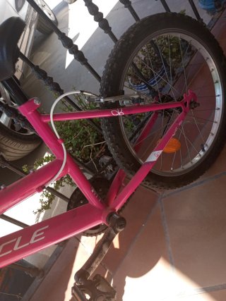 Bicicleta rosa infantil