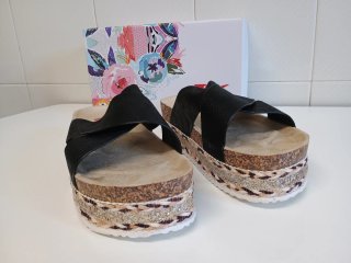 Sandalias JOMIX plataforma negras y doradas
