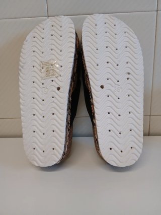 Sandalias JOMIX plataforma negras y doradas
