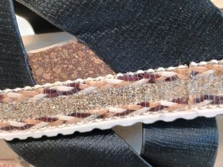 Sandalias JOMIX plataforma negras y doradas