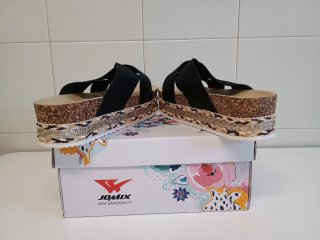 Sandalias JOMIX plataforma negras y doradas