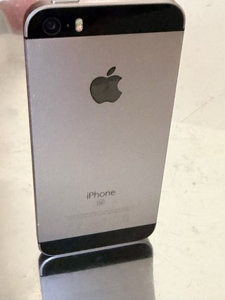 iPhone SE 16 GB Gris Antracita + Funda. Bat 80%.