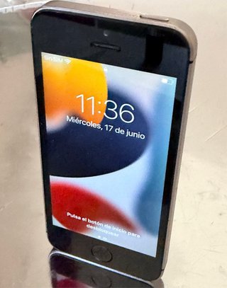 iPhone SE 16 GB Gris Antracita + Funda. Bat 80%.