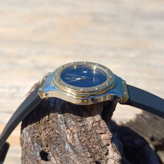 Reloj dama moderno MDM dorado y acero.