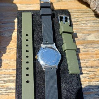 Reloj dama moderno MDM dorado y acero.