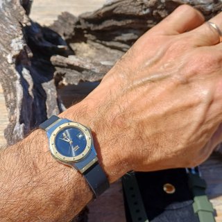 Reloj dama moderno MDM dorado y acero.