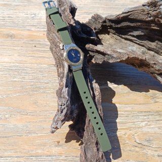 Reloj dama moderno MDM dorado y acero.