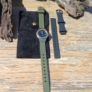 Reloj dama moderno MDM dorado y acero.