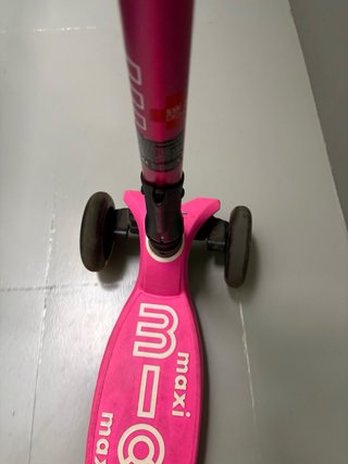 Patín Micro Maxi Deluxe Rosa- luces en la ruedas