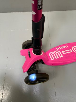 Patín Micro Maxi Deluxe Rosa- luces en la ruedas